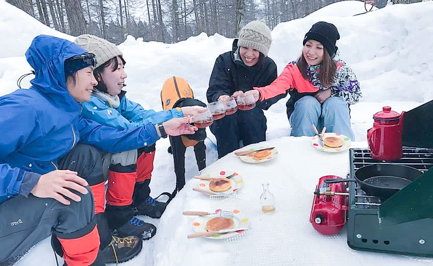 天然メイプルサップを求めて雪上車で雪の森へプチ旅行。雪上ティータイムではパンケーキを召しあがれ！<ホテルグリーンプラザ白馬／白馬コルチナスキー場>