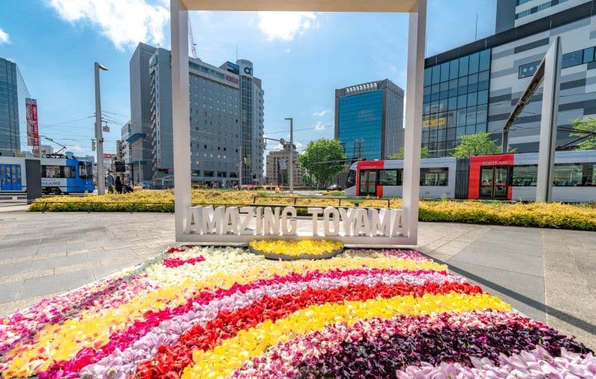 県内８カ所！30万輪のチューリップで描く『TOYAMA SMILE FLOWER CARPET 2023』今年も開催！