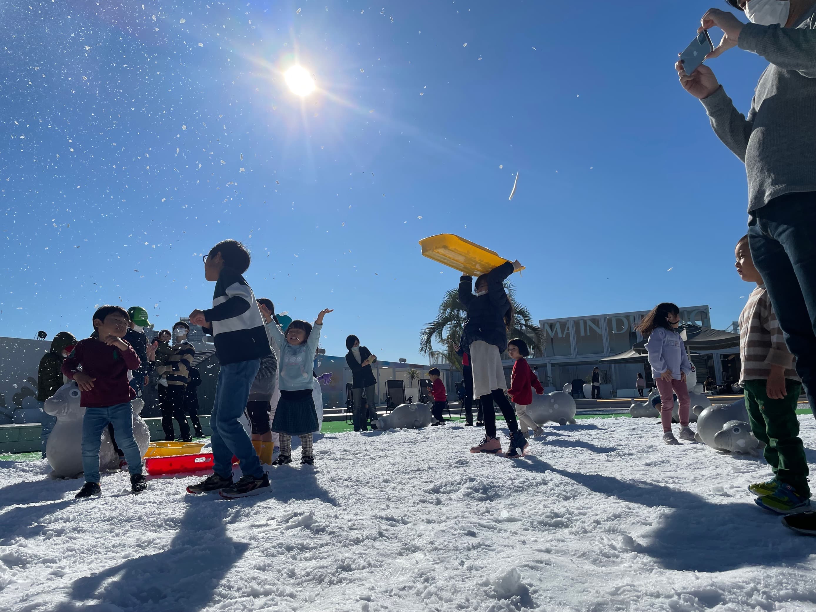 東京都心に再び雪が舞う！１月28・29日限定で『雪の滑り台』『雪だるま』が登場する雪遊びイベント開催【キラナガーデン豊洲】