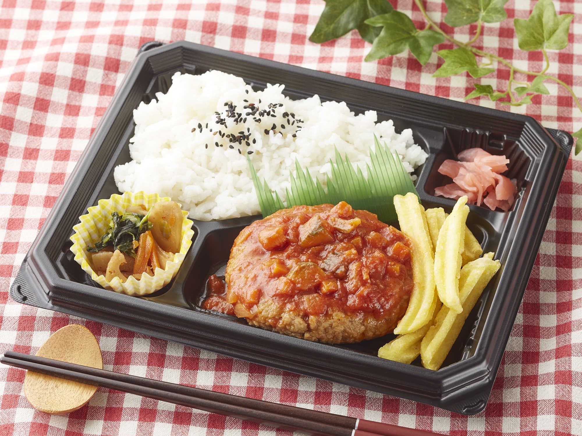 店内で調理した手づくり弁当　 やわらかハンバーグに具材感あるソースが◎！ トマトハンバーグ弁当