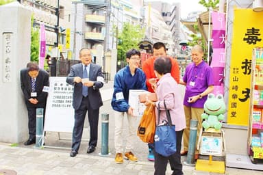 眞性寺前の募金活動の様子 1