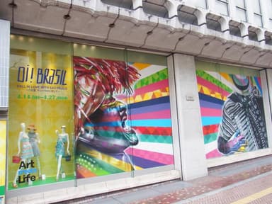 2015年の渋谷店ウィンドウ (C) Studio Kobra