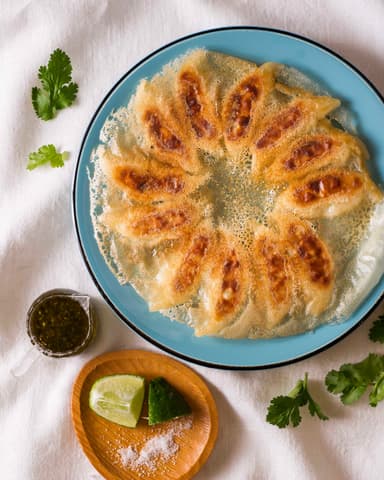 パクチーたっぷりの餃子はライム塩でいただくのがエダジュン流