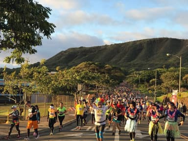 キラウエア通りを走るランナーたち