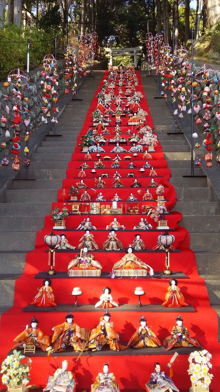 東伊豆で雛段数の日本一を競う！
「素盞鳴(すさのお)神社雛段飾り」を2/23より展示開始