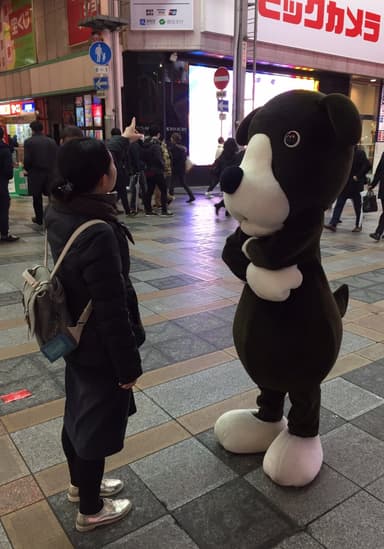 聞き込み調査をするなんばワン