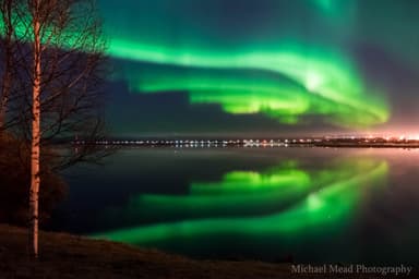 秋のフィンランド　湖面に映る逆さオーロラ