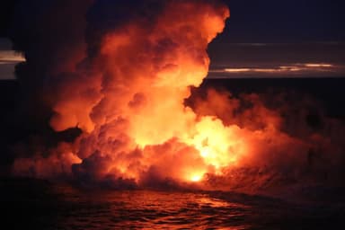 断崖から流れ落ちる溶岩流