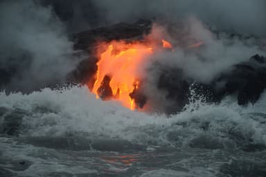 海からのアプローチ　溶岩流観賞