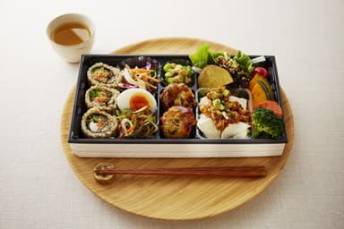 『RF１セレクト』1/2日分の野菜が摂れる和さらだ弁当（肉味噌豆腐）