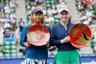 2016年大会シングルス優勝のキャロライン・ウォズニアッキ選手(右)と準優勝の大坂なおみ選手(左)