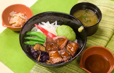 アボカドとイチボのカットステーキ丼