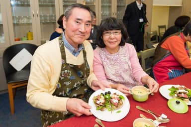 作った朝食プレートを持った夫婦