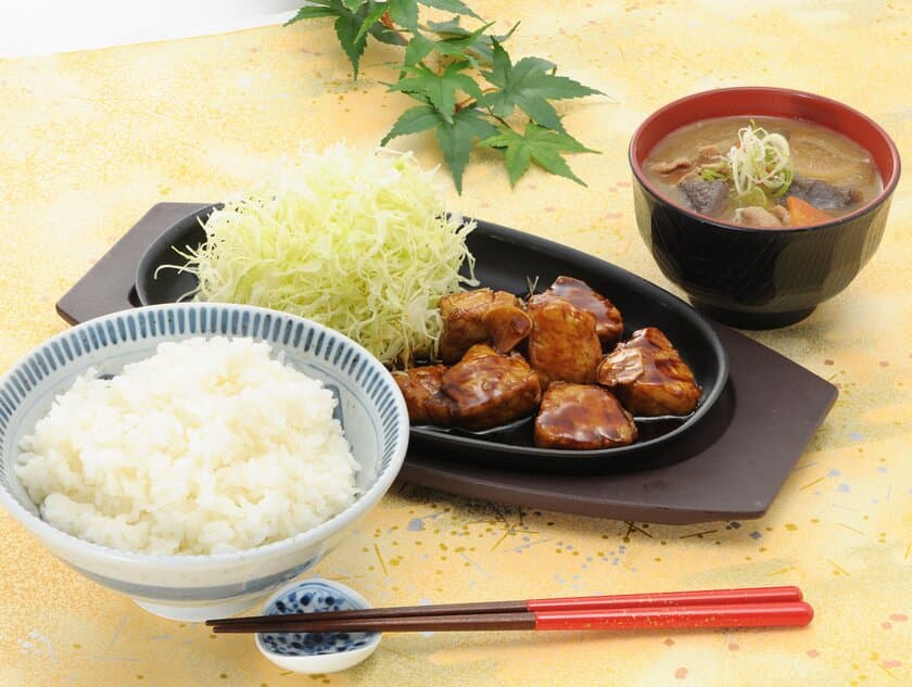 とんかつ専門店　「かつたに」 にて
　　　　　　　　　　四日市名物「とんテキ」 を販売