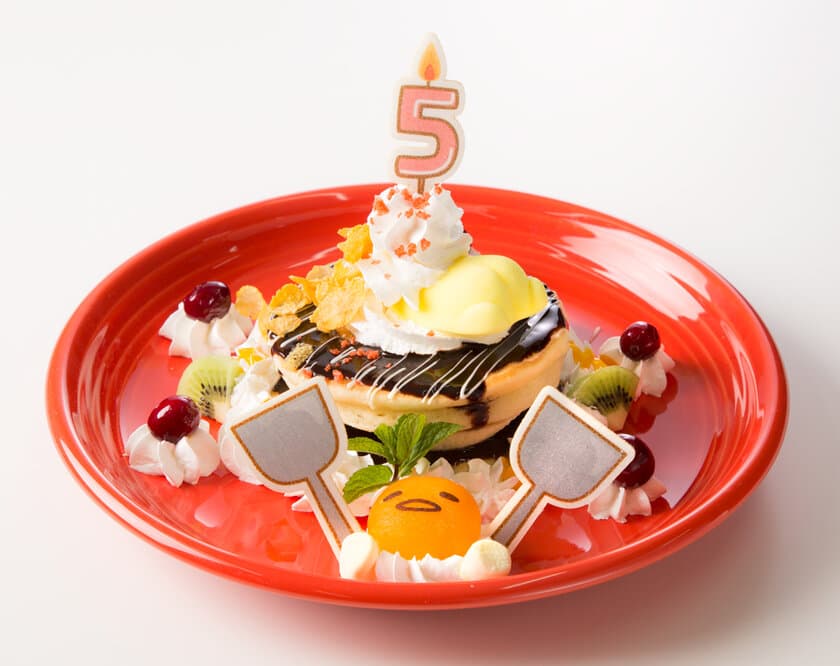 ぐでたま誕生5周年メニューは、大阪店ならではの限定スイーツ！
お好み焼き風パンケーキなど3種類を4/16～5/31期間限定で提供