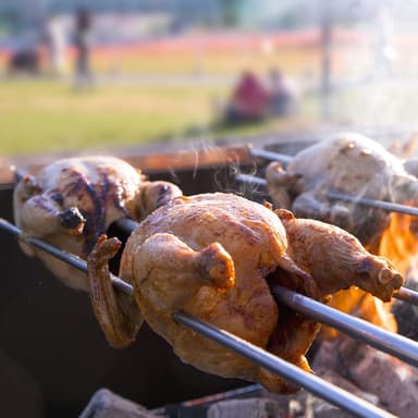 炭火でじっくり焼き上げるロティサリーチキン