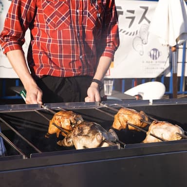 特製ロティサリー機で焼き上げ