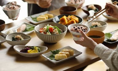 お赤飯と団らん風景