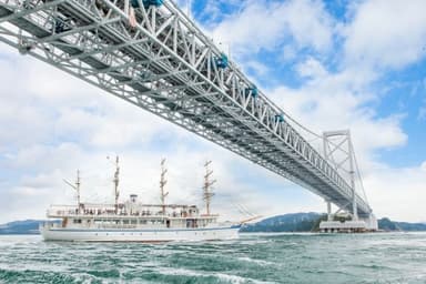 日本丸と大鳴門橋