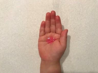 3歳児の手に着色した剤を滴下した様子