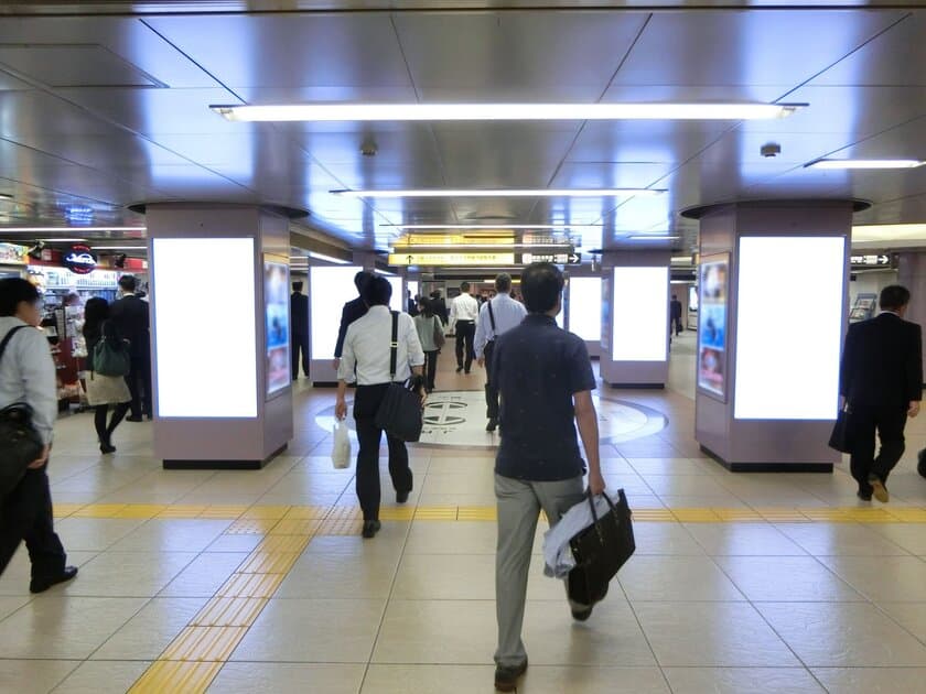 日本初「男女別ターゲティングサイネージ」が実現
　都営地下鉄新橋駅で7月末まで実証実験を実施