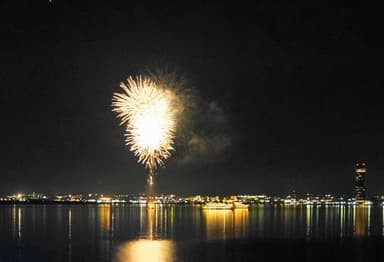 聖夜を彩る湖上打上花火！