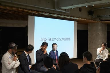 パネルディスカッションの様子(左から　久志尚太郎氏、山中哲男氏、土井寛之市長、鈴木市長、外所一石氏)