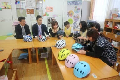 【座談会の様子】右から、にじいろ保育園大岡山に子供を通わせる保護者2名、保育士3名、東京都職員2名