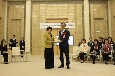 贈呈式の様子(小池知事と当社 直田取締役専務執行役員)