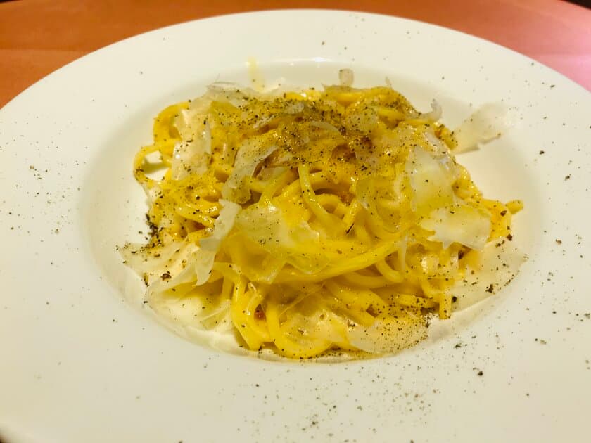 パスタ「壁の穴」グループ×「小林 幸司」シェフ
1日1組限定イタリアンレストランオーナーの
世界一美味しいと名高い「カルボナーラ」と「ナポリタン」が
“真実のカルボナーラ”＆“情熱のナポリタン”として
「壁の穴」グループでグランドメニュー化