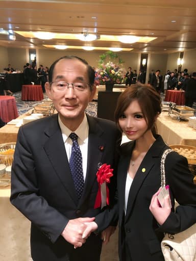 環境大臣と伊藤瑞希氏_議員パーティにて