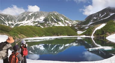 室堂を代表するスポット「みくりが池」。紺碧の水面に“逆さ立山”の姿を映し出す神秘的な風景に出会える。