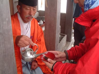 神主さまからお神酒をいただく