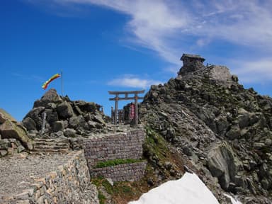 標高3&#44;003m雄山山頂。天空の社「雄山神社峰本社」