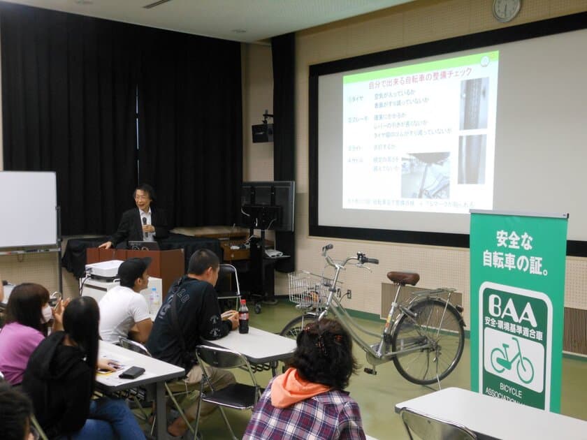 ＜自転車の安全利用促進委員会レポート＞
暗い夜道の運転でも正しい自転車利用で事故ゼロを目指す！
大阪府立三国丘高等学校(定時制)にて
『自転車の交通安全教室』を開催しました