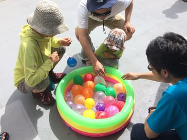 日本最高所の名水百選で、ぜいたくなヨーヨーすくいを