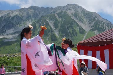 立山山頂の峰本社へ向かって披露、少女巫女による｢立山の舞｣