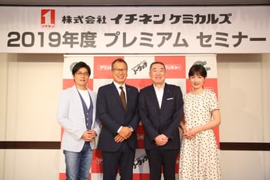 フォトセッションの様子。写真左から、安東氏、菰田氏、高橋、平井氏。