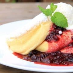 濃厚チーズムースパンケーキ　ベリーソースがけ