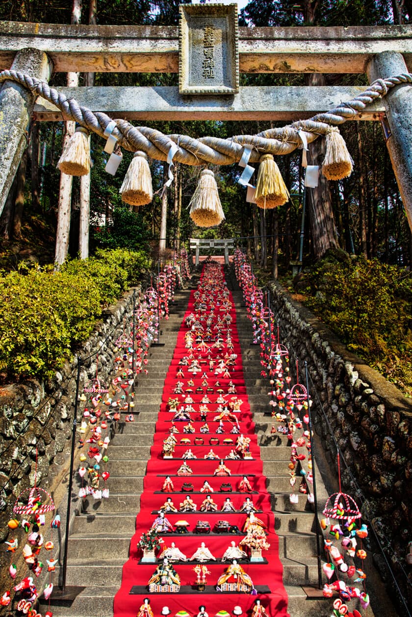 日本一の118段雛飾り！
伊豆稲取温泉「素盞鳴神社雛段飾り」2/20～3/10に開催