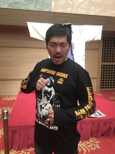 アントニオ猪木/異種格闘技戦長袖Tシャツ(アティサノエ・ブラック)着用画像