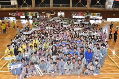 開会式：まくら投げ参加者と畠山愛理さん(中央最前列)の集合写真