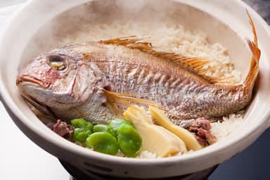 春の桜鯛の釜飯