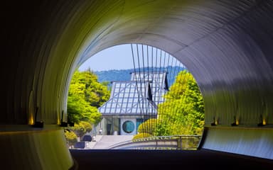 トンネルから望む美術館棟