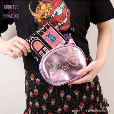 エヴァンゲリオン×ANNA SUI　ネコポーチ(使用イメージ)