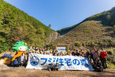 和歌山県日高川町「フジ住宅の森」植樹活動風景