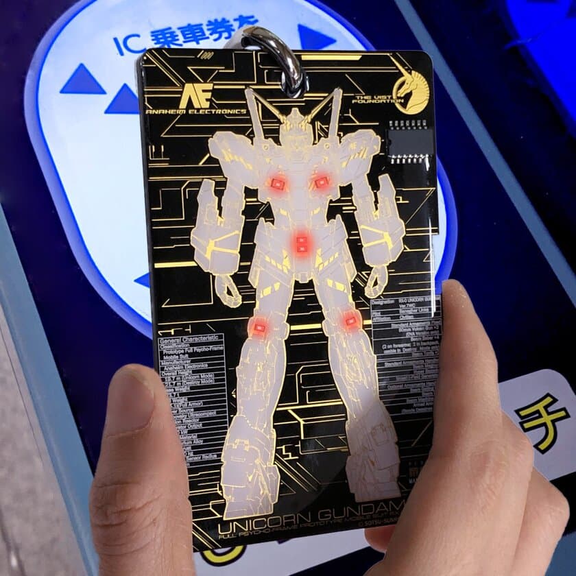 通勤通学を楽しく！電池無しでLEDが光るICカードケースに
『機動戦士ガンダム』が登場！
ガンダム、シャア専用ザク、ラストシューティング、
ユニコーンガンダムの4種を3月16日から順次リリース