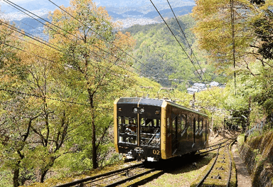 今春車体デザインを一新した叡山ケーブル