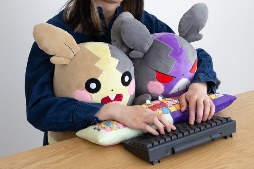 可愛すぎてどちらか選べないあなたに！
にめんポケモン「モルペコ」が2匹で1セットの
PCクッションになって登場！