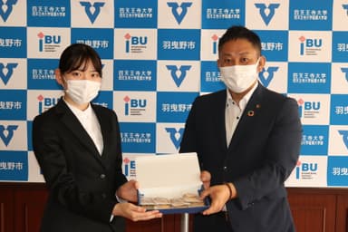 写真：葉山 涼香さん(左：短期大学部 生活ナビゲーション学科 ライフデザイン専攻 2年)、山入端 創 羽曳野市長（右)